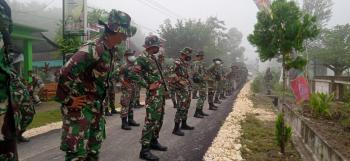 Anggota Satgas TMMD 110 Bojonegoro Senam Peregangan Sebelum Lari Bersama